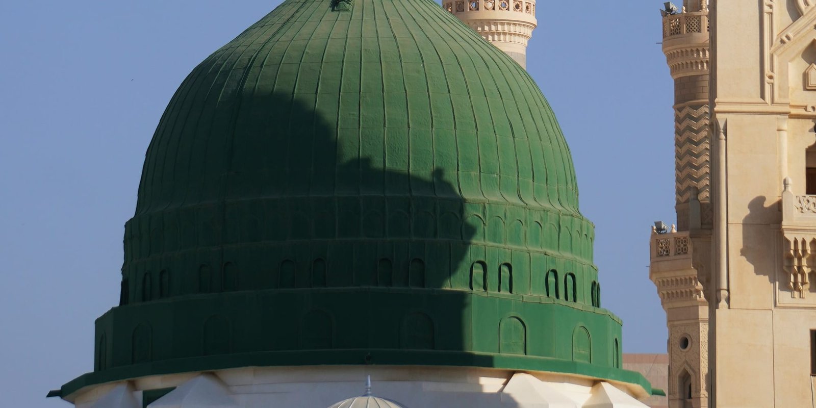 The green dome of Masjid an-Nabawi in Madinah